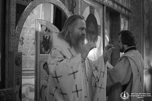 Архиепископ Феогност отслужил Литургию в Высоко-Петровском монастыре