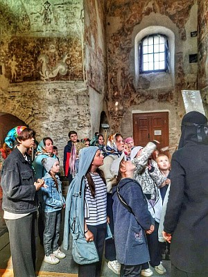 В Снетогорском женском монастыре Пскова провели экскурсию для победителей конкурса рисунков «Светлая радость Пасхи»