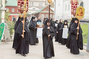 В Зачатьевском монастыре состоялся праздник Положения пояса Пресвятой Богородицы