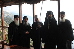 Председатель Отдела внешних церковных связей с сопровождающими совершил паломническую поездку в монастыри Афона