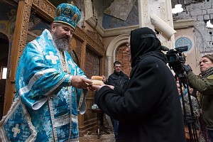 В разрушенном Иверском монастыре г. Донецка  в престольный праздник совершена первая после перерыва Литургия