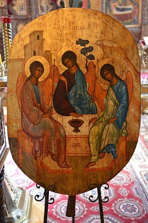 Николо-Сольбинскому монастырю подарили икону «Пресвятая Троица»