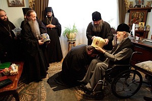 Предстоятель Украинской Православной Церкви удостоил насельников Киево-Печерской лавры богослужебных наград