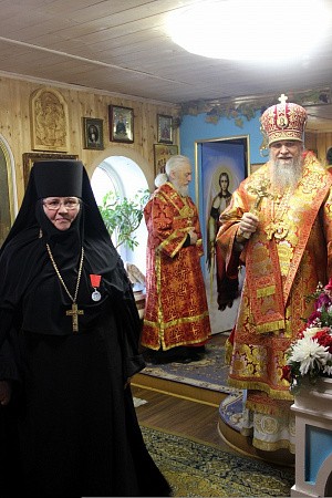 Епископ Вениамин совершил богослужение в Софийском монастыре Рыбинска и вручил награду его настоятельнице