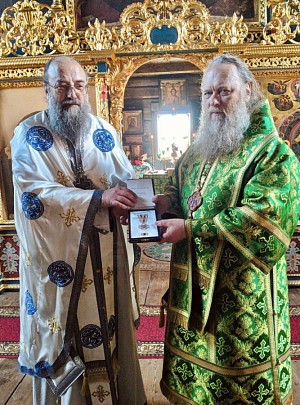 Епископ Озерский Порфирий вручил церковную награду за пастырские труды по окормлению военнослужащих в зоне СВО настоятелю подворья в Кеми 