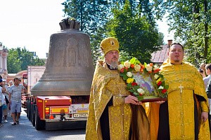 18-тонный колокол «Александр Невский» доставлен в Александро-Невскую лавру