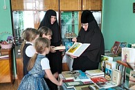 Сестры Владимирского монастыря в Вольске рассказали детям о православной книге