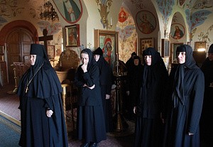 В Крестовоздвиженском монастыре 3 кандидата в послушницы были приняты в число сестер обители
