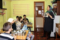 Воспитанники воскресной школы при Благовещенском монастыре Киржача  сделали окопные свечи для участников СВО