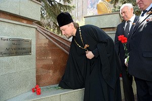 Представитель Донского монастыря с Семеновским полком  принял участие в возложении цветов на аллее Героев