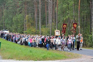 Состоялся крестный ход из Васкнарвы в Пюхтицкий монастырь  к празднику Успения Пресвятой Богородицы