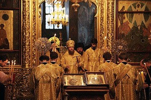 Епископ Воскресенский Савва совершил Всенощное бдение в Новоспасском монастыре накануне дня Всех святых, в земле Российской просиявших