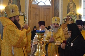 Епископ Матфей поздравил настоятельницу Успенского Дуниловского монастыря Шуйской епархии с днем тезоименитства и вручил ей орден