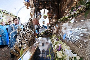 Митрополит Арсений отслужил Литургию в Покровском монастыре в день 135-летия со дня рождения св. блж. Матроны Московской