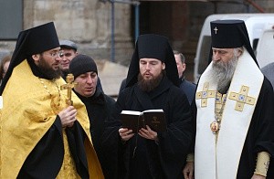 Архиепископ Феогност совершил чин освящения креста храма Высоко-Петровского монастыря