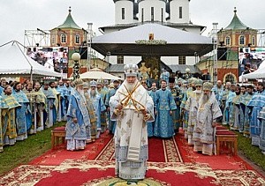  В праздник Тихвинской иконы Божией Матери Патриарх Кирилл совершил Литургию в Тихвинском монастыре 