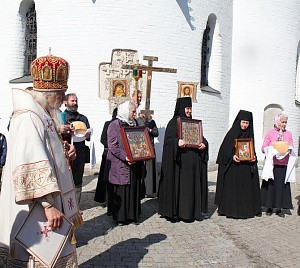 Епископ Пантелеимон отслужил Литургию и крестный ход в Марфо-Мариинской обители