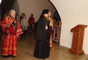  В день памяти Свв. Царственных страстотерпцев  епископ Савва совершил ночную Литургию в Новоспасском монастыре