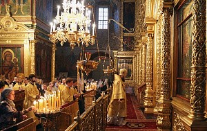 В Новоспасском монастыре совершили две Божественных литургии в день Всех святых, в земле Российской просиявших