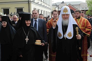 В 15-ю годовщину канонизации блаженной Матроны Московской Предстоятель Русской Церкви совершил Литургию в Покровском монастыре г. Москвы