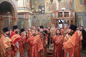 Митрополит Арсений совершил Литургию и чин молебного пения в Архангельском соборе Московского Кремля