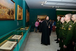 Донской монастырь организовал экскурсию военнослужащих Семеновского полка в музей-панораму «Бородинская битва»