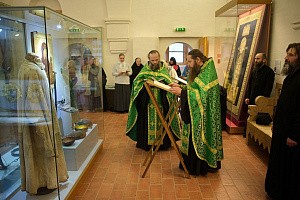 В Кирилло-Белозерском монастыре прошел первый молебен с акафистом перед келейной иконой Богородицы основателя обители