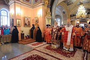 В день памяти св. прав. блж. Матроны Московской митрополит Арсений  и архиепископ Феогност совершили Литургию в Покровском монастыре