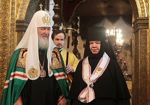 Патриарх Кирилл вручил орден настоятельнице подворья  Пюхтицкого монастыря в Москве в связи с 80-летием со дня рождения