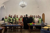 В Новоспасском монастыре Москвы состоялось приготовление горячих блюд и салатов для кормления бездомных и малоимущих людей на Киевском вокзале