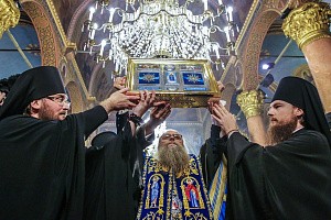 Ковчег с частицами одеяний Богоматери в сопровождении наместника Высоко-Петровского монастыря прибыл в Болгарию