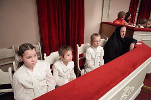 В День защиты детей воспитанницы приюта Покровского монастыря посетили  Государственный академический Малый театр России