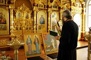 В Артемиево-Веркольском монастыре Архангельской епархии освятили написанные на народные деньги иконы