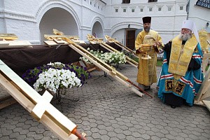 Митрополит Пантелеимон освятил отреставрированные кресты  в Толгском монастыре