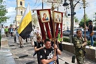 Начался традиционный крестный ход, который завершится у стен собора Николаевской обители в деревне Белая Гора