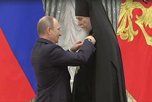 Президент России вручил орден наместнику Псково-Печерского монастыря 