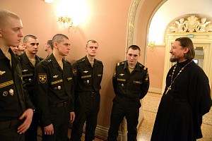 Донской монастырь организовал экскурсию для военнослужащих Семеновского полка в Большой Театр