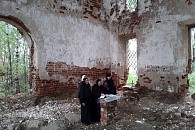 Прошла уборка территории скита на Ворбозомском озере Воскресенского Горицкого монастыря