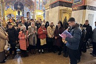 Воспитанники школы при Новодевичьем монастыре Санкт-Петербурга провели экскурсию по фрескам новомучеников и исповедников Церкви Русской в Воскресенском соборе обители