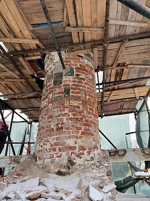 Художественные элементы из керамики обнаружены на барабане Большой звонницы Псково-Печерского монастыря