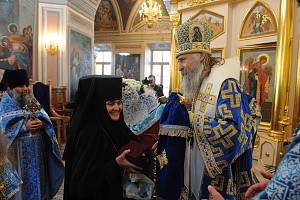 Архиепископ Сергиево-Посадский Феогност совершил Божественную литургию в Покровском монастыре Москвы