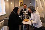 На подворье Кресто-Воздвиженского Иерусалимского монастыря в Москве после ремонта открылась лавка-трапезная «Монастырский сырник» 
