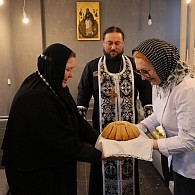 На подворье Кресто-Воздвиженского Иерусалимского монастыря в Москве после ремонта открылась лавка-трапезная «Монастырский сырник» 