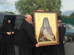 От Святейшего Патриарха Кирилла передана икона прп. Силуана Афонского с частицей мощей на малую родину святого