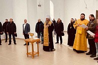 В новом храме Чимеевского монастыря Курганской епархии установили временный иконостас и отслужили первый молебен