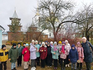 В Симанском монастыре Псковской епархии приняли маленьких паломников из Писковской школы