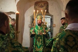 В день обретения мощей преподобного Серафима Саровского епископ Россошанский Дионисий совершил Литургию в Костомаровском монастыре