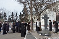 Митрополит Иркутский и Ангарский Максимилиан совершил литию на могиле писателя Валентина Распутина 