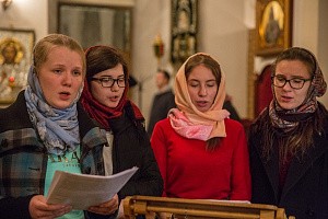 В Высоко-Петровском монастыре за ночной Литургией пел сводный хор трех молодежных клубов