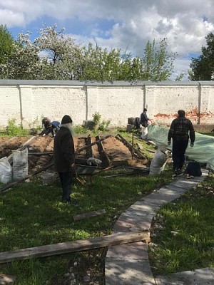 Насельники Богородичного Пантелеимонова монастыря Тулы участвуют в обустройстве огорода